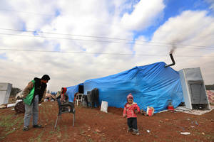 Εκατοντάδες χιλιάδες εκτοπισμένοι Σύροι έχουν εγκαταλείψει τα σπίτια τους εξαιτίας των συγκρούσεων στη βορειοδυτική Συρία και έχουν φτιάξει αυτοσχέδια καταλύματα. Πολλές οικογένειες αναγκάζονται να μοιραστούν το ίδιο κατάλυμα, με αποτέλεσμα να μην υπάρχει