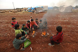 Περισσότεροι από 212.000 Σύροι έχουν εγκαταλείψει τα σπίτια τους εξαιτίας της κλιμάκωσης των αεροπορικών επιδρομών στη βορειοδυτική Συρία. Οι περισσότεροι έχουν ελάχιστα πράγματα ή και τίποτα για να ζήσουν στην καρδιά του χειμώνα. Εδώ, μερικά παιδιά μαζεύ