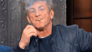 Σον Πεν: με ηρεμιστικά και τσιγάρα βάζει φωτιά στην τηλεθέαση του Late Show (vid)