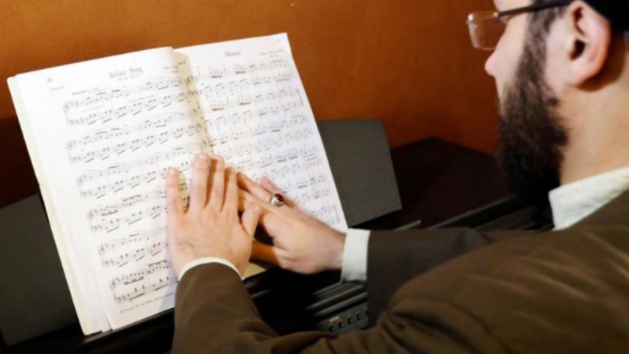 Οργή για μουσουλμάνο ιερωμένο: έπαιξε κλασική μουσική στο πιάνο φορώντας τουρμπάνι