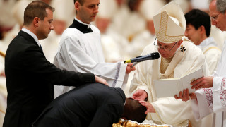 Ο πάπας Φραγκίσκος βάφτισε μετανάστη-ήρωα