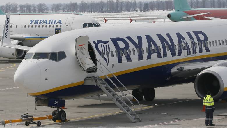 Η Ryanair κλείνει τη βάση της στα Χανιά και μειώνει τα δρομολόγια εσωτερικού στην Ελλάδα