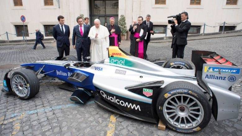 Βατικανό: O Πάπας ευλόγησε... μονοθέσια ηλεκτροκίνητη Formula E
