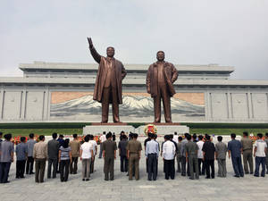 Μνημείο Μανσουντάε, με τα δύο τεράστια μπρούτζινα αγάλματα των Κιμ