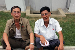 Δύο Βορειοκορεάτες εργαζόμενοι στο Ζωολογικό κήπο της Πιονγκ Γιάνγκ, σε στιγμές ανάπαυλας