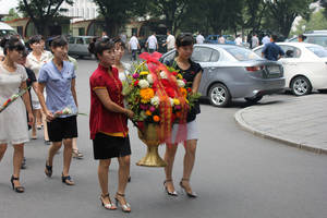 Η κατάθεση λουλουδιών μια Κυριακή στα μνημεία των νεκρών ηγετών τους, είναι μια οικογενειακή δραστηριότητα για τους Βορειοκορεάτες