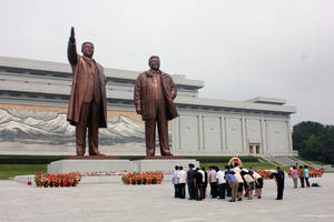 Μνημείο Μανσουντάε. "Προσκύνημα" στα αγάλματα των δύο ηγετών.
