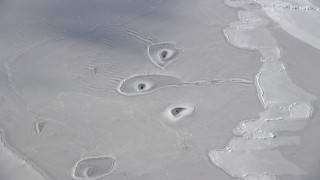 Μυστηριώδεις κύκλοι στους πάγους της Αρκτικής προβληματίζουν τη NASA