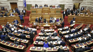 Επιφυλάξεις από βουλευτές του ΣΥΡΙΖΑ στην αναδοχή από ομόφυλα ζευγάρια