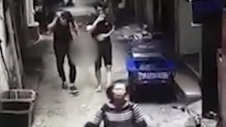 Κίνα: Σκότωσε τη σύζυγό του και βγήκε ατάραχος στο δρόμο κρατώντας το κεφάλι της (vid)
