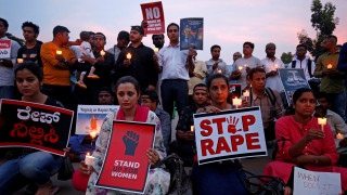 Άνδρες βίασαν κι έκαψαν ζωντανή μια 16χρονη στην Ινδία