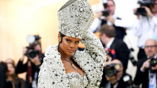 Habemus Papam! Η Rihanna έγινε Πάπας στη Νέα Υόρκη για τη μόδα