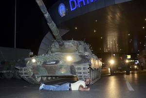 Ένας άνδρας ξαπλώνει μπροστά από ένα τανκ στο αεροδρόμιο Κεμάλ Ατατούρκ