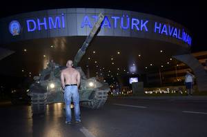 Ένας άνδρας μπροστά από ένα τανκ στο αεροδρόμιο Κεμάλ Ατατούρκ