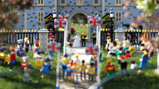 Πρόβα νυφικού με Lego: ο βασιλικός γάμος σε μινιατούρες