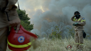 «Ανοχύρωτοι» στη μάχη με τις φλόγες οι πυροσβέστες: Παμπάλαια μέσα και σοβαρές ελλείψεις (aud)