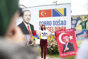 Περιμένοντας να ξεκινήσει η ομιλία του Ερντογάν στο Σαράγεβο (20/5/2018)