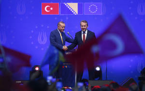 Ο Ερντογάν με τον Μπάκιρ Ιζετμπέγκοβιτς, εκπρόσωπο των Βοσνίων μουσουλμάνων στην τριμερή Προεδρία της Βοσνίας, στο στάδιο Ζέτρα του Σαράγεβο (20/5/2018)