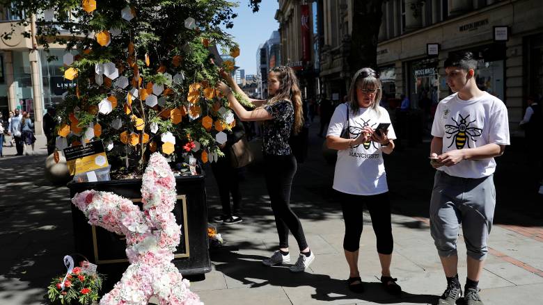 Μάντσεστερ: Τιμούν τη μνήμη των θυμάτων έναν χρόνο μετά την επίθεση