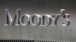 Με υποβάθμιση απειλεί η Moody’s την Ιταλία