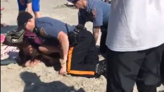 Νέο περιστατικό αστυνομικής βίας στις ΗΠΑ: Ξυλοδαρμός κοπέλας στην παραλία