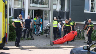 Τρόμος στην Ολλανδία: Αστυνομικοί «εξουδετέρωσαν» άνδρα που κρατούσε τσεκούρι
