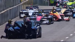 Απίστευτο αλλά αληθινό: το αυτοκίνητο ασφαλείας των IndyCar τράκαρε στον πρώτο γύρο!