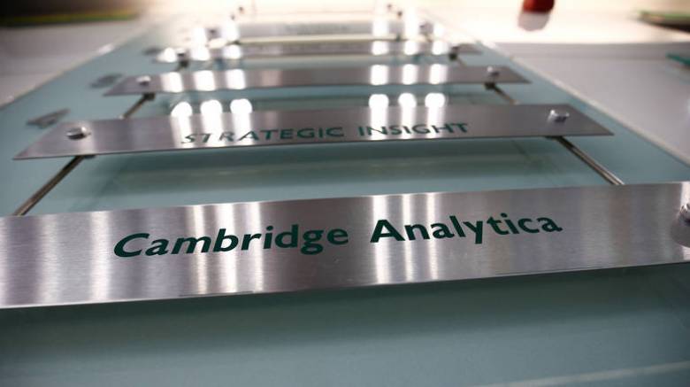 Πώς συνδέεται η Cambridge Analytica με τη Wikileaks