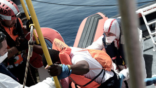 Ισπανία: Έφθασαν στη Βαλένθια διασωθέντες από το πλοίο Aquarius