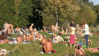 Πικ νικ και γιόγκα: Το ραντεβού των γυμνιστών στην «καρδιά» του Παρισιού