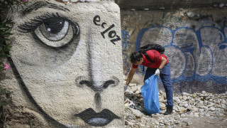 Πρόσφυγες καθάρισαν την παραλία του Μπάτη στο Π. Φάληρο