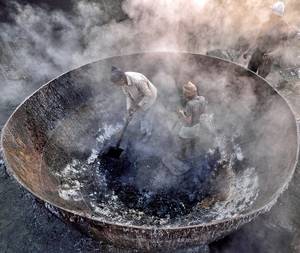Καθαρίζοντας τα αποκαΐδια από δέρμα για να χρησιμοποιηθούν για λίπασμα και ιχθυοτροφή, οι εργάτες στην Καλκούτα της Ινδίας εισπνέουν κάπνους που δηλητηριάζουν τις ζωές τους από τους κλίβανους.