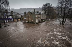 Στις 26 Δεκεμβρίου του 2015, οι κάτοικοι της πόλης Hebden Bridge στην κοιλάδα Calder του Δυτικού Yorkshire στο Ηνωμένο Βασίλειο ξύπνησαν σε μια πλημμύρα. Η άνοδος των υδάτων απειλεί την καθημερινότητα μας.