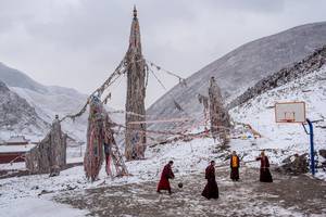 Βουδιστές μοναχοί απολαμβάνουν κάποιες στιγμές καλαθοσφαίρισης στο οροπέδιο του Θιβέτ. Εκεί στη χιονισμένη βουνοπλαγιά έξω από το μοναστήρι Ζάντο οι μοναχοί παίζουν το παιχνίδι τους και σημειώνουν ότι κάθε χρόνο για αυτούς, οι χειμώνες γίνονται θερμότεροι