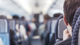 Απίστευτες σκηνές σε πτήση: Έξαλλος επιβάτης… κουτουλάει αεροσυνοδό