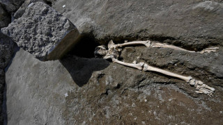 Ο άτυχος κάτοικος της Πομπηίας δεν καταπλακώθηκε από τον βράχο