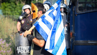 Έξω από τα γραφεία του ΣΥΡΙΖΑ κατέληξε η πορεία κατά της συμφωνίας των Πρεσπών