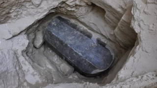 Ανακάλυψη αίνιγμα: Γρανιτένια σαρκοφάγο 2.000 ετών έφερε στο φως η αρχαιολογική σκαπάνη στην Αίγυπτο