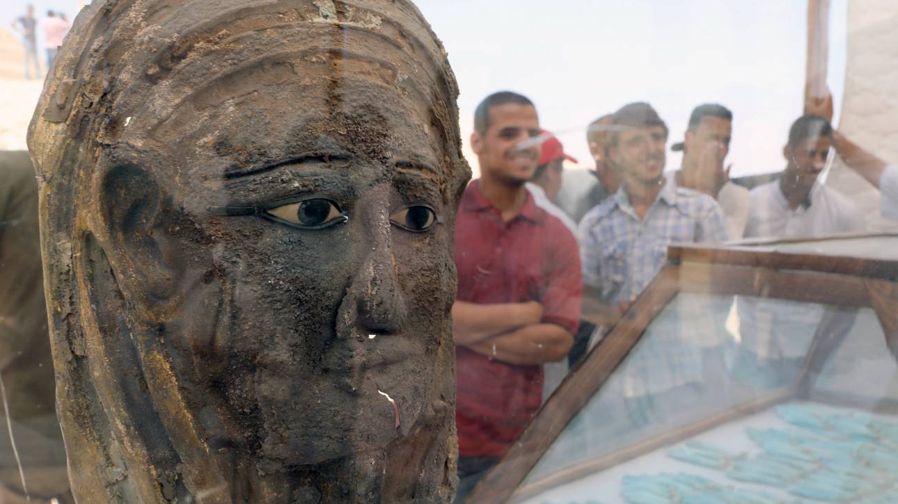 Αίγυπτος: Αρχαιοελληνικής τεχνοτροπίας η επιχρυσωμένη μάσκα μούμιας που βρέθηκε στην Σακκάρα