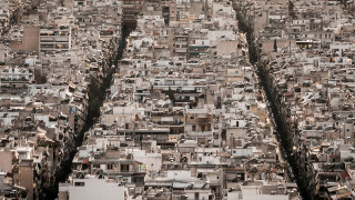 Παγίδα για το βλέμμα: η θηριώδης Αθήνα μέσα από το φακό της Μαργαρίτας Yoko Νικητάκη