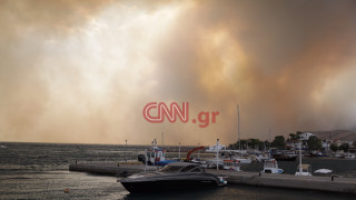 Φωτιά Κινέτα: Στη θάλασσα έφτασαν οι φλόγες
