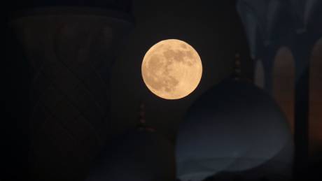 Ματωμένο φεγγάρι: Εντυπωσιακές εικόνες από το Άμπου Ντάμπι