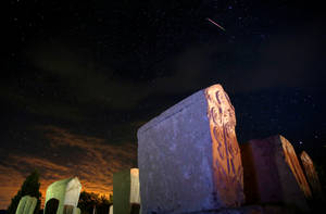 Εντυπωσιακό σκηνικό συνέθεσε η «βροχή» των αστεριών πάνω από νεκροταφείο στο νότιο Σαράγεβο