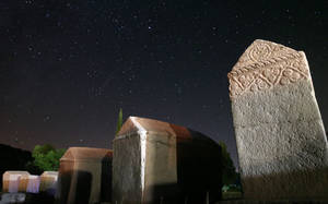 Εντυπωσιακό σκηνικό συνέθεσε η «βροχή» των αστεριών πάνω από νεκροταφείο στο νότιο Σαράγεβο