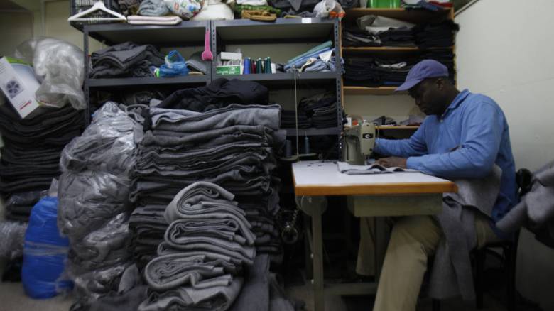 This is not a t-shirt: Ένα μπλουζάκι δίνει δουλειά σε πρόσφυγες