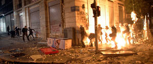 Διαδηλωτές εκτοξεύουν βόμβες μολότοφ κατά των ΜΑΤ, σε άλλη μία επεισοδιακή διαδήλωση στο κέντρο της Αθήνας, τον Φεβρουάριο του 2012