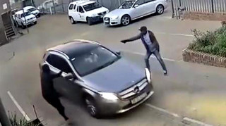 Απίστευτη αντίδραση: δείτε πώς γλίτωσε ένας οδηγός την κλοπή του αυτοκινήτου του