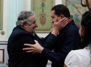 Στο προεδρικό μέγαρο Μιραφλόρες του Καράκας ο Ούγκο Τσάβες χαιρετά εγκάρδια τον Ουρουγουανό ομόλογό του, τον Ιούλιο του 2011