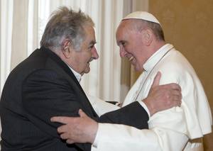 Ο Πάπας Φραγκίσκος καλωσορίζει εγκάρδια τον πρόεδρο Μουχίκα στο Βατικανό, τον Ιούνιο του 2013