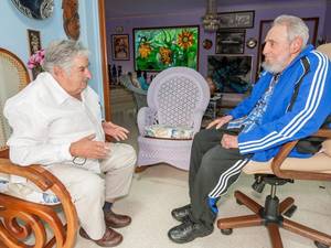 Ο Μουχίκα, πρώην αντάρτης των Τουπαμάρος, με τον Φιντέλ Κάστρο, τον Ιανουάριο του 2014 στην Αβάνα